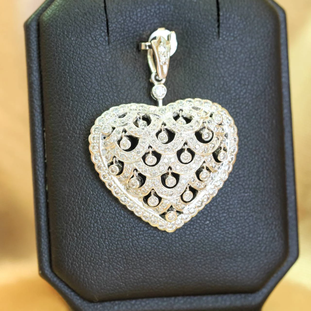 ทองคำขาวรูปหัวใจ ประดับเพชร 