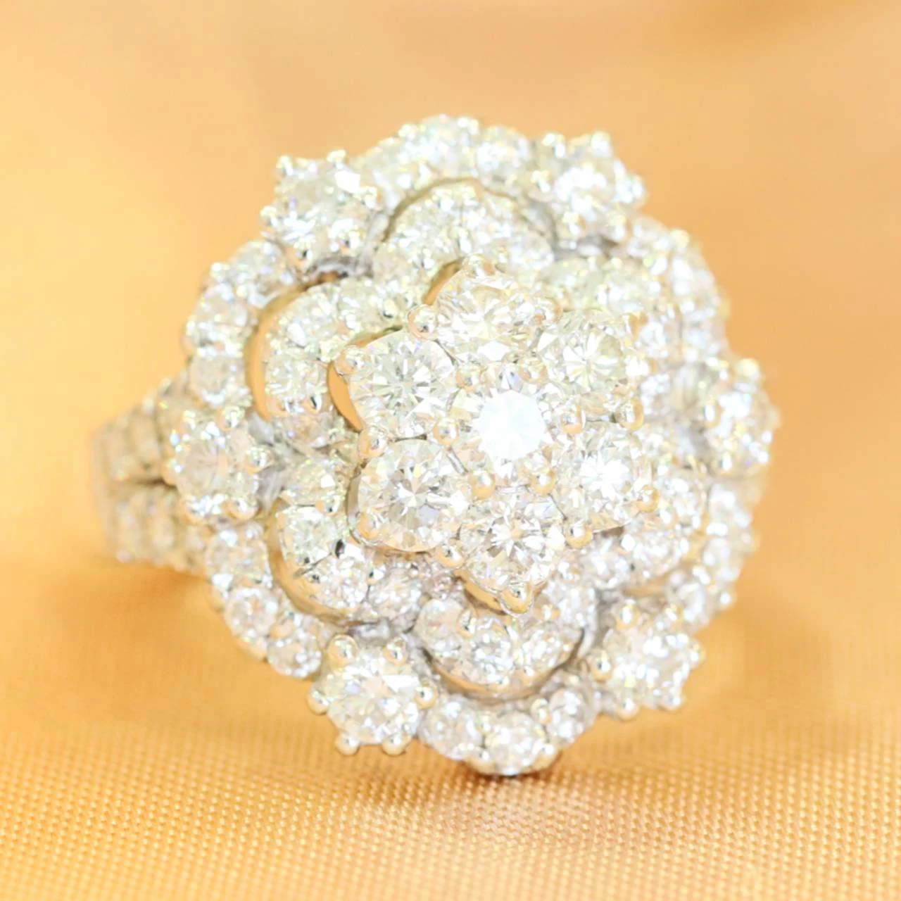 แหวนทองคำขาวประดับเพชรหลายระดับ