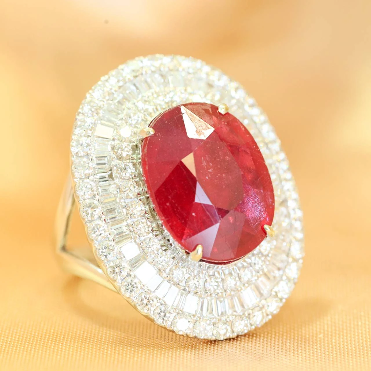  แหวนทับทิมเม็ดใหญ่ล้อมเพชร