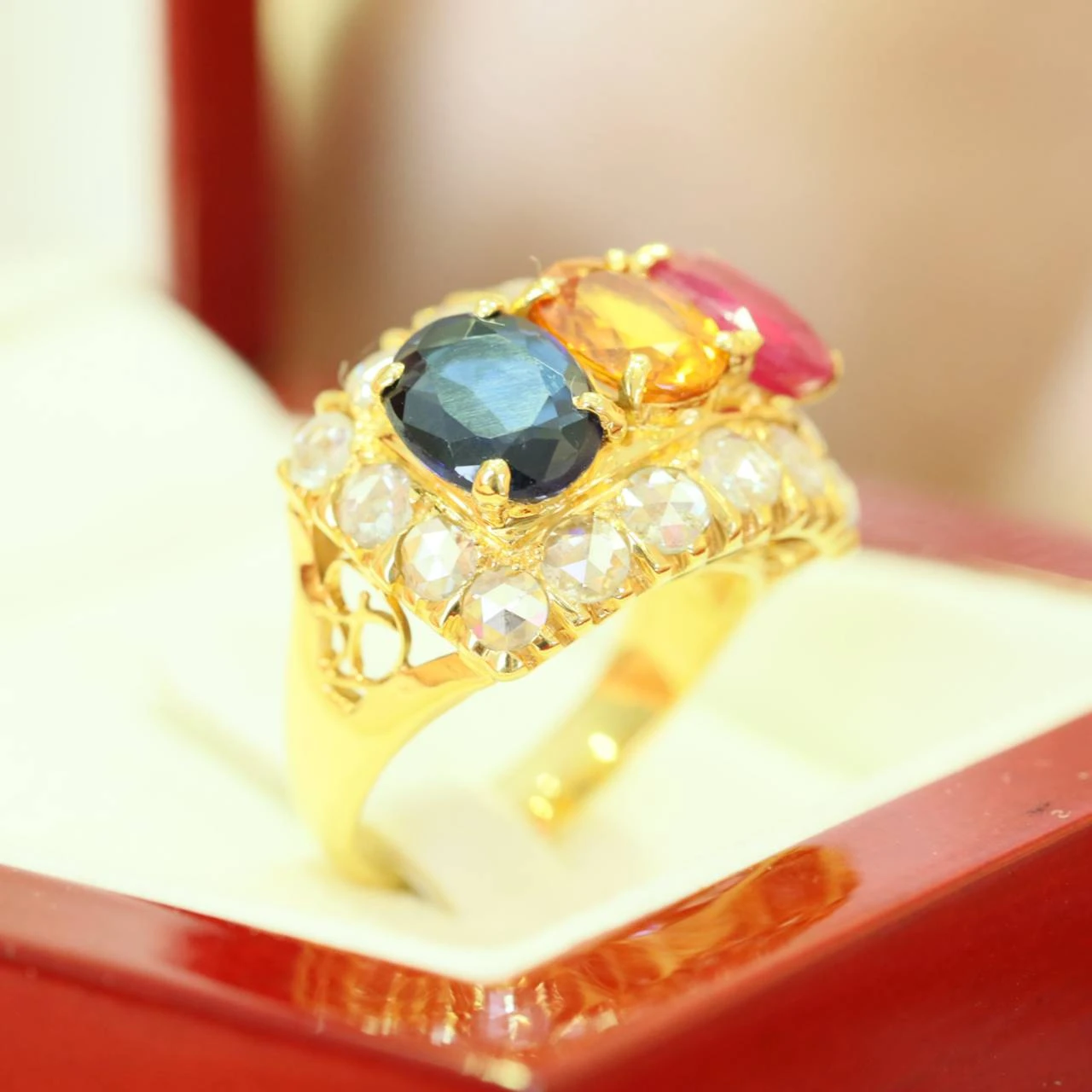 แหวนทองแท้ประดับไพลิน บุษราคัม และทับทิม 