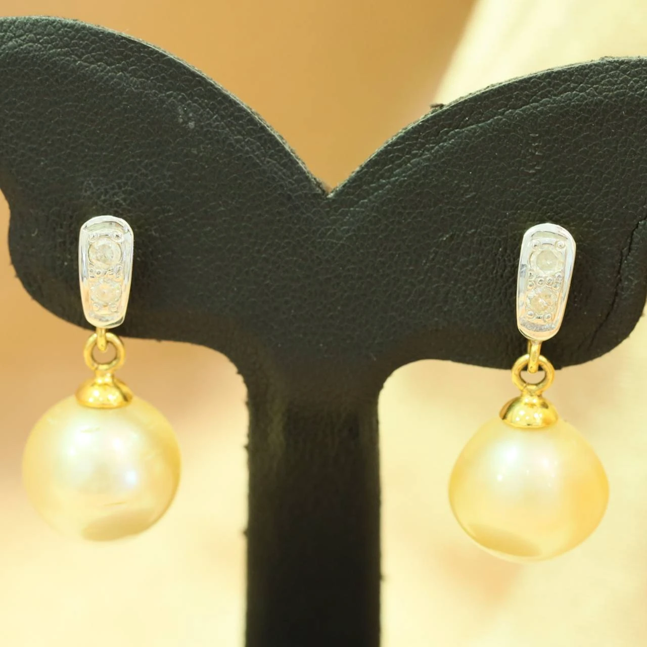 ต่างหูมุกแท้ประดับเพชร