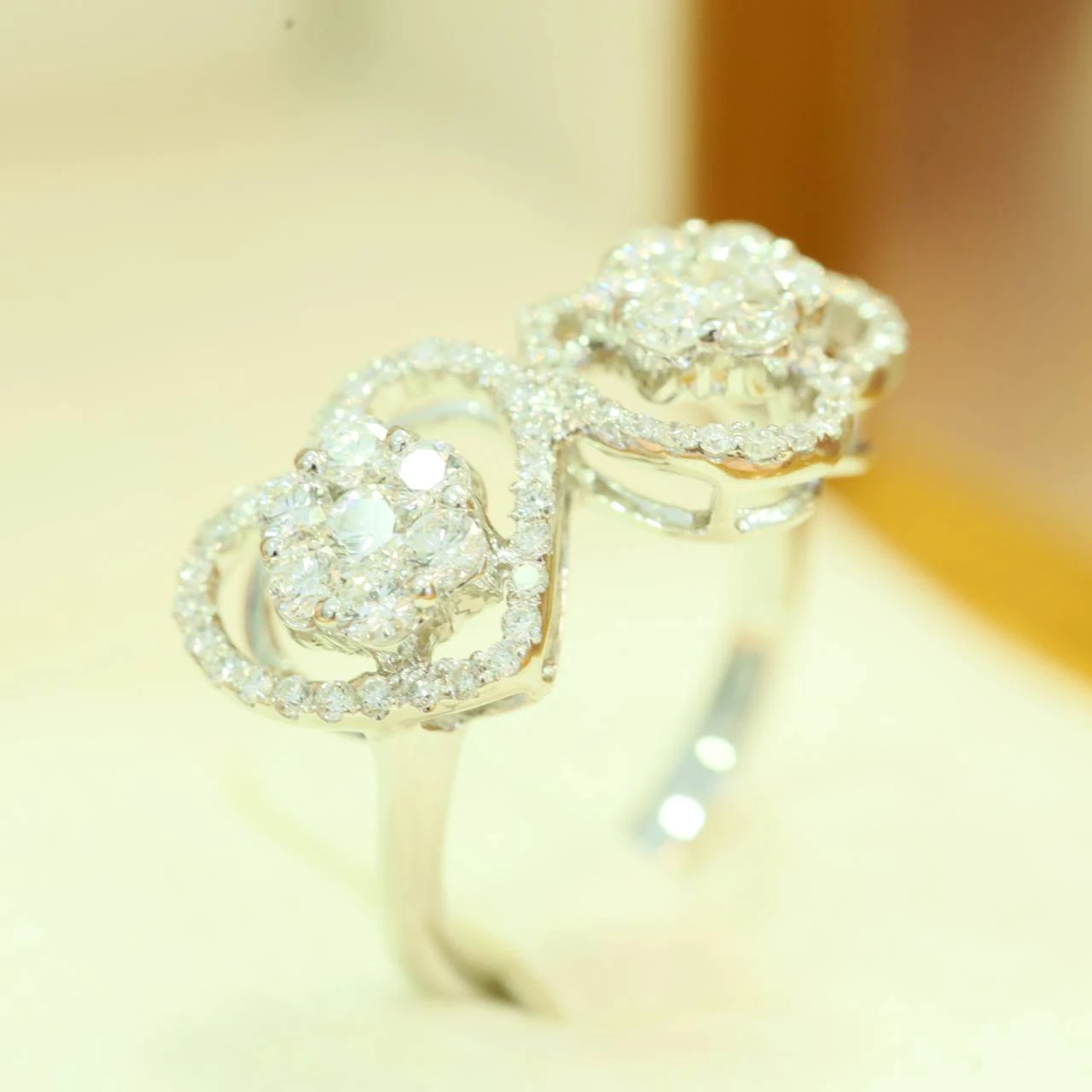 แหวนทองคำขาวประดับเพชร  ดีไซน์หัวใจคู่