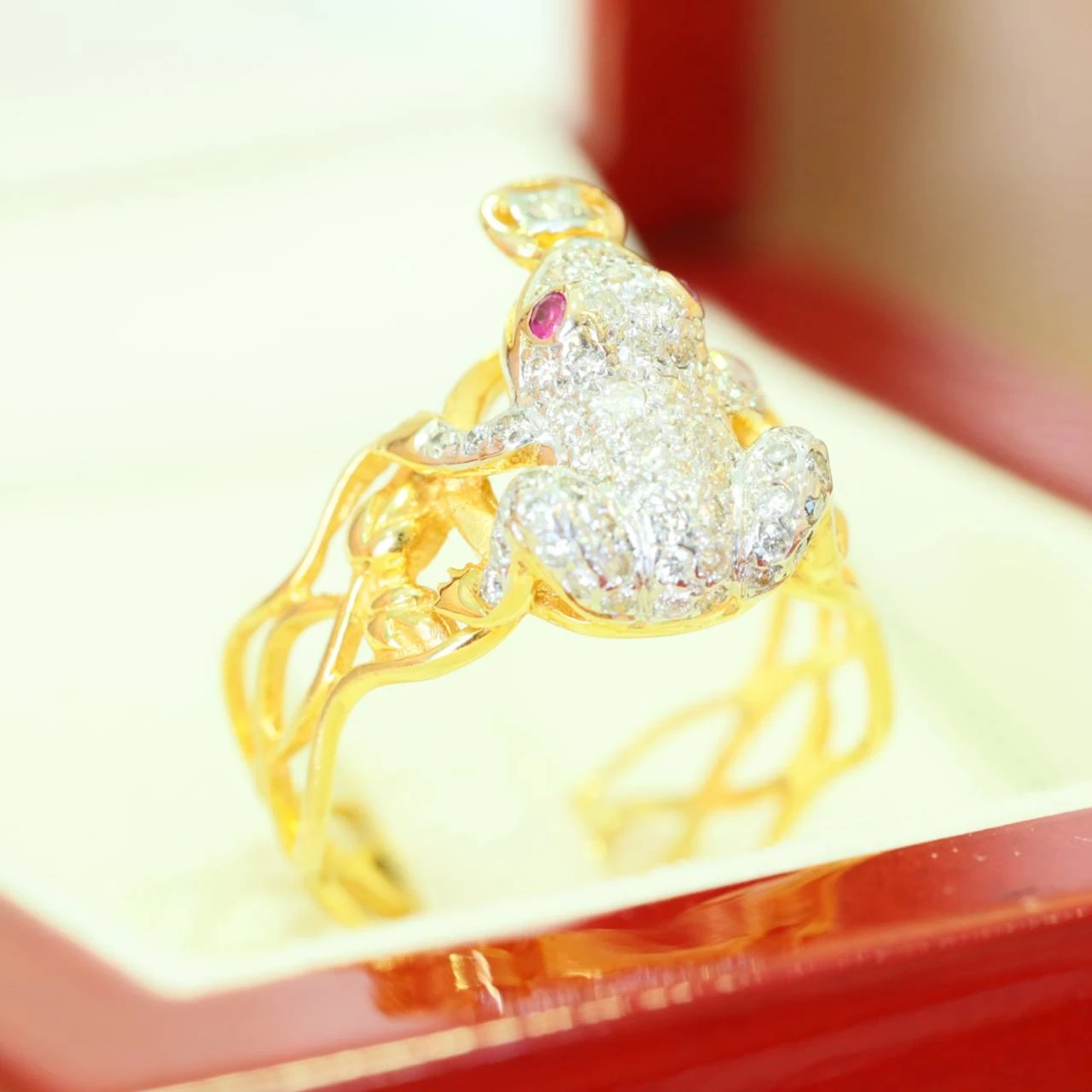  แหวนทองคำลายกบถือเหรียญ เสริมโชค เสริมลาภ